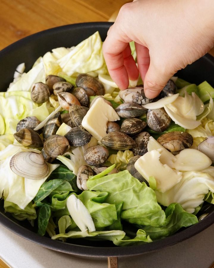 【簡単レシピ】春キャベツのあさりバター蒸し【料理家 あやかの旬野菜を使ったアペロおつまみ vol.7 〜レシピで旅するヨーロッパ〜】