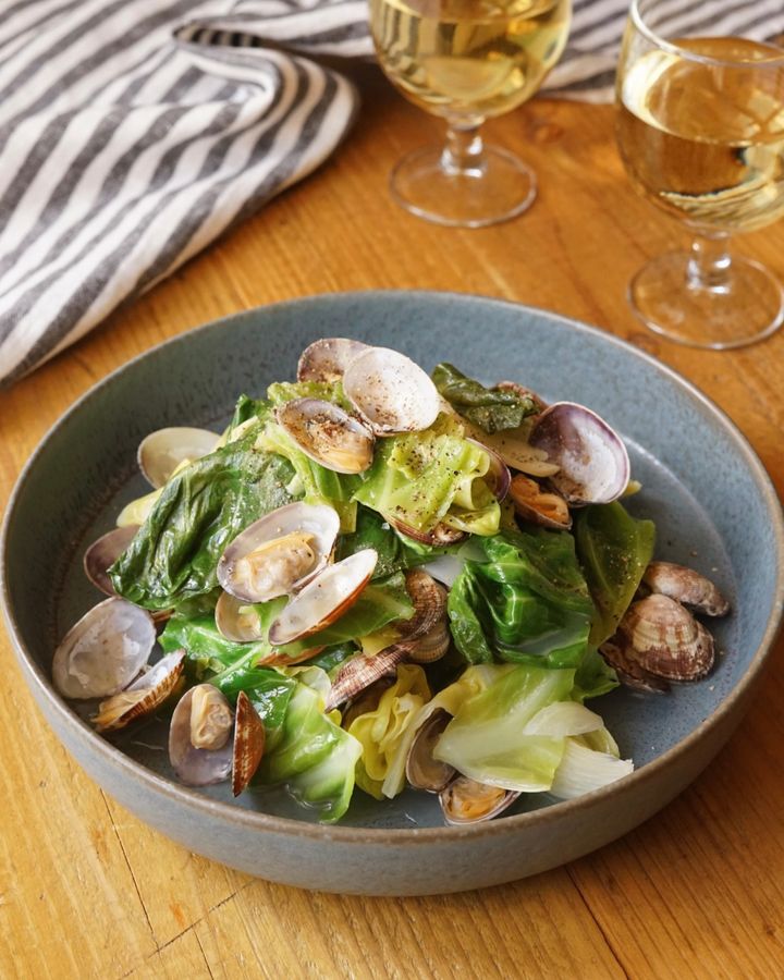 【簡単レシピ】春キャベツのあさりバター蒸し【料理家 あやかの旬野菜を使ったアペロおつまみ vol.7 〜レシピで旅するヨーロッパ〜】