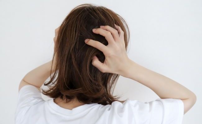 頭を抱えるイメージ