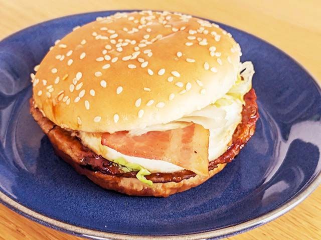 マクドナルド新商品「のり塩じゃがバターベーコンてりたま」の包装が取られ、お皿に置かれている様子