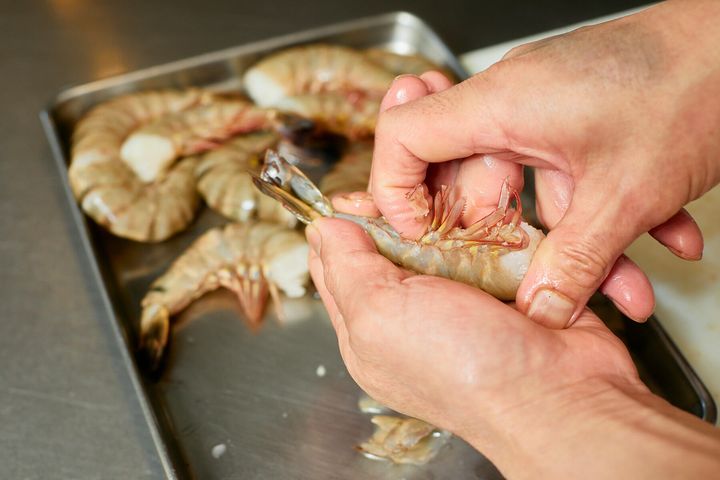 海老の殻をむく