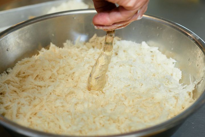 パン粉のボウルに入れる