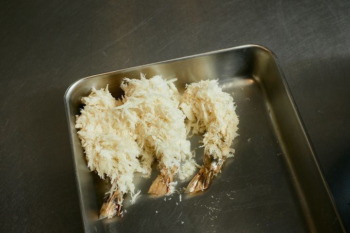 握って密着させる