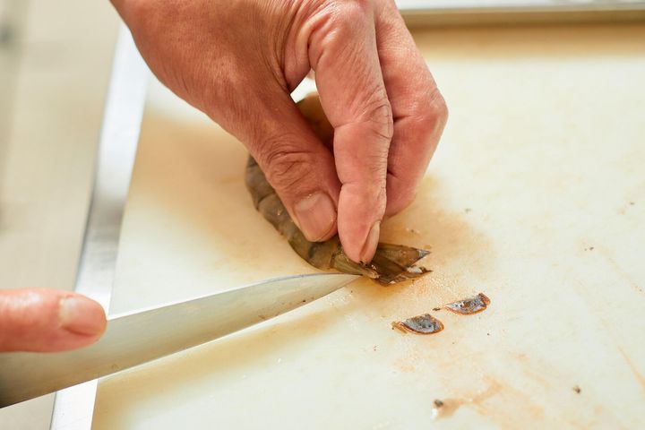 尾の先を切り落とす