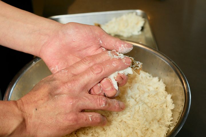 握って密着させる