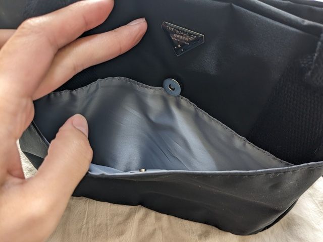 撥水ショルダーバッグ背面のポケット