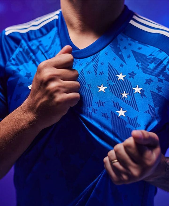 “ロナウド時代”が大復活！名門クルゼイロが2024新ユニフォームを発表 「星とダイヤ」が懐かしい