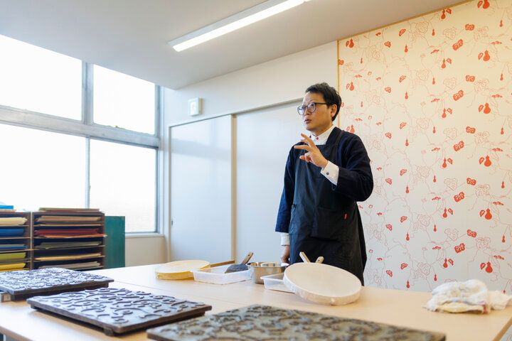 伝統の京からかみの技を受け継ぐ「唐丸」で、唐紙摺り体験＆工房見学