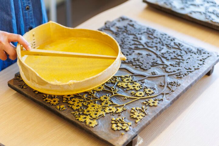 伝統の京からかみの技を受け継ぐ「唐丸」で、唐紙摺り体験＆工房見学