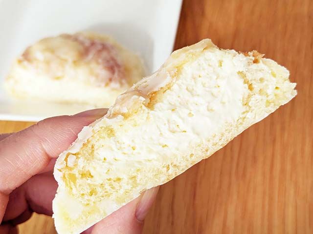 【ファミリーマート】八天堂コラボの「冷やして食べる くりーむメロンパン」を手で持っている様子