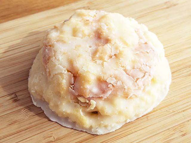 【ファミリーマート】八天堂コラボの「冷やして食べる くりーむメロンパン」を袋から出した様子