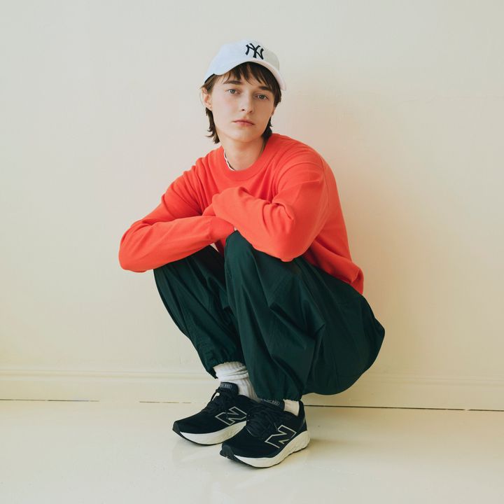 《ニューバランス》のランニングスニーカーがあればこなれて見える。大人のカーゴパンツスタイル【マイスタンダードブック】