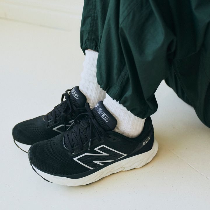 《ニューバランス》のランニングスニーカーがあればこなれて見える。大人のカーゴパンツスタイル【マイスタンダードブック】