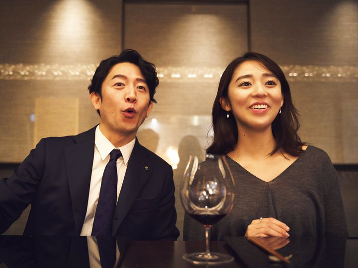 銀座『銀座 上瀧』の調理風景を眺めている様子