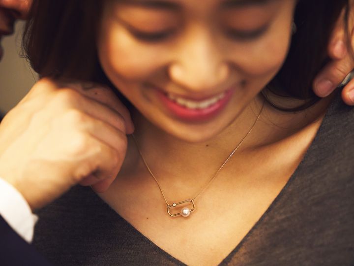 ネックネスをプレゼントしている様子