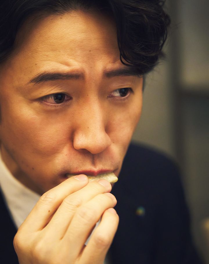 銀座『銀座 上瀧』の「宮廷式窯焼き 北京ダック」を食している様子