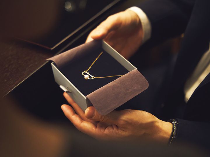 ネックネスをプレゼントしている様子