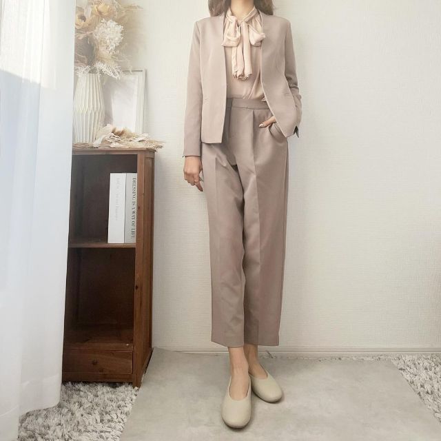 しまむらのジャケットとテーパードパンツのセットアップ