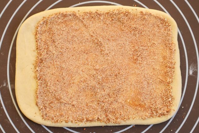 北欧風シナモンロール レシピ フィリングを広げる