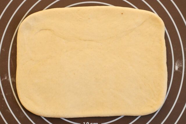 北欧風シナモンロール レシピ 生地をめん棒で伸ばす