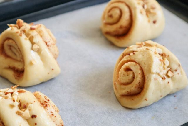 北欧風シナモンロール レシピ アーモンドを散らしオーブンで焼く