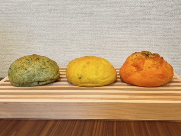 カラフルな見た目が目を引くヤサイパンは右からホウレンソウ・かぼちゃ・トマト