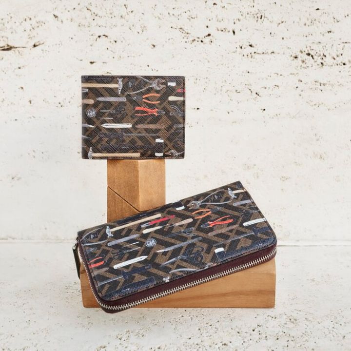 フェンディのメンズ財布 職人の道具をプリント