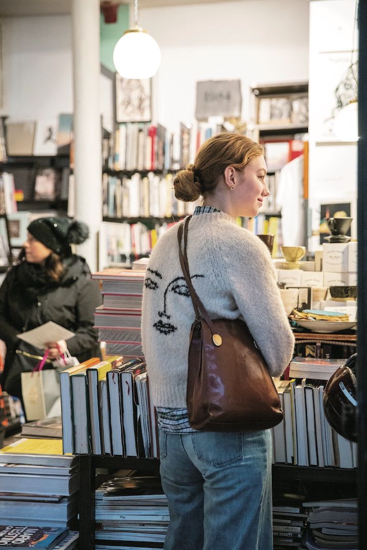 シンプルなデニムにインパクト大なトップスを合わせたオシャレコーデ