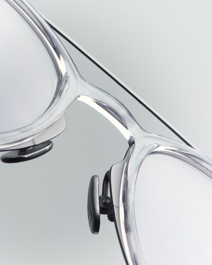 《イッセイミヤケ アイズ》に新モデルが登場！セルとメタルの異素材を一体化させたサングラス「MARROW」