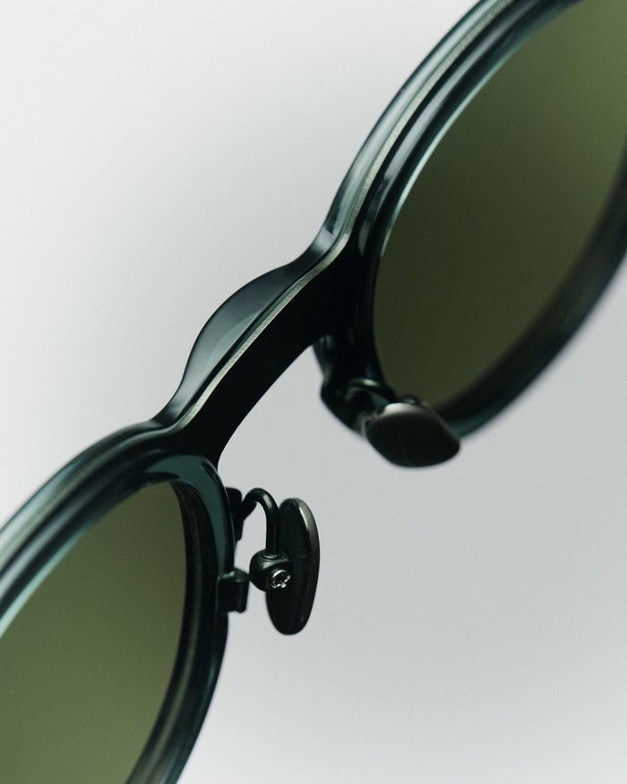 《イッセイミヤケ アイズ》に新モデルが登場！セルとメタルの異素材を一体化させたサングラス「MARROW」