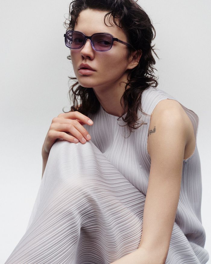 《イッセイミヤケ アイズ》に新モデルが登場！セルとメタルの異素材を一体化させたサングラス「MARROW」