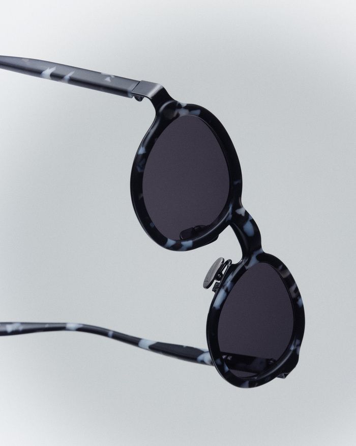 《イッセイミヤケ アイズ》に新モデルが登場！セルとメタルの異素材を一体化させたサングラス「MARROW」