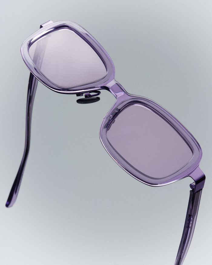 《イッセイミヤケ アイズ》に新モデルが登場！セルとメタルの異素材を一体化させたサングラス「MARROW」