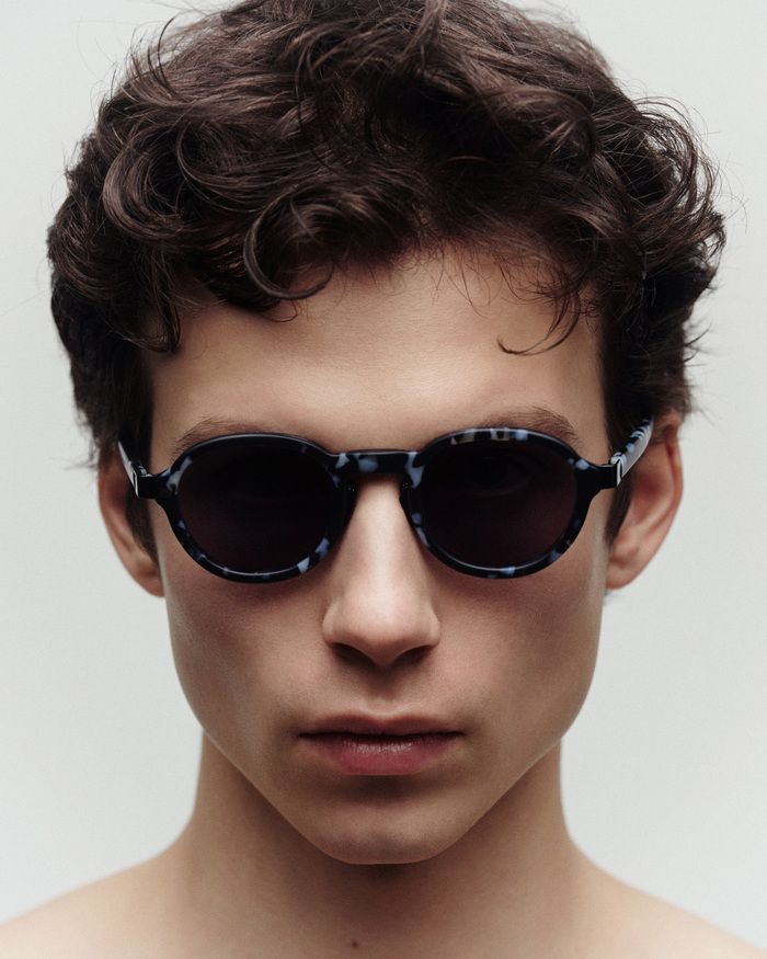 《イッセイミヤケ アイズ》に新モデルが登場！セルとメタルの異素材を一体化させたサングラス「MARROW」
