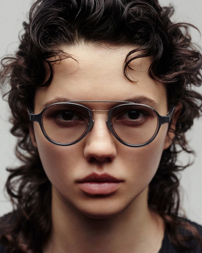 《イッセイミヤケ アイズ》に新モデルが登場！セルとメタルの異素材を一体化させたサングラス「MARROW」