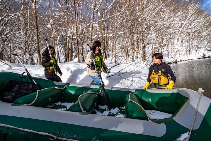 簡単なレクチャーを受けてゴムボートへ