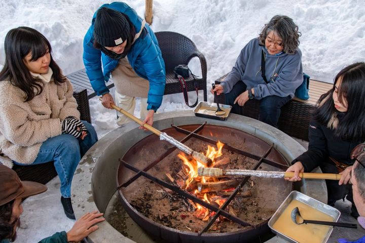 焚き火で暖まりながら、バームクーヘンづくりに挑戦
