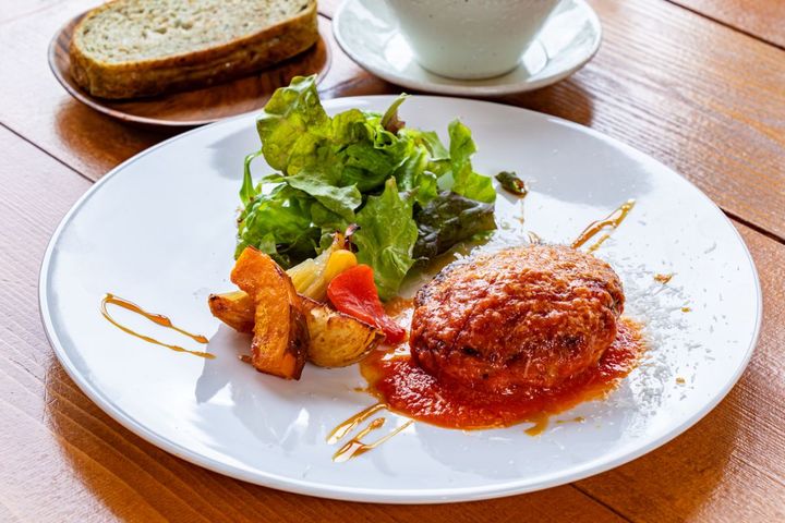 古川ポーク100％のハンバーグ1650円。ライスまたはフォカッチャ、季節の野菜スープ付き