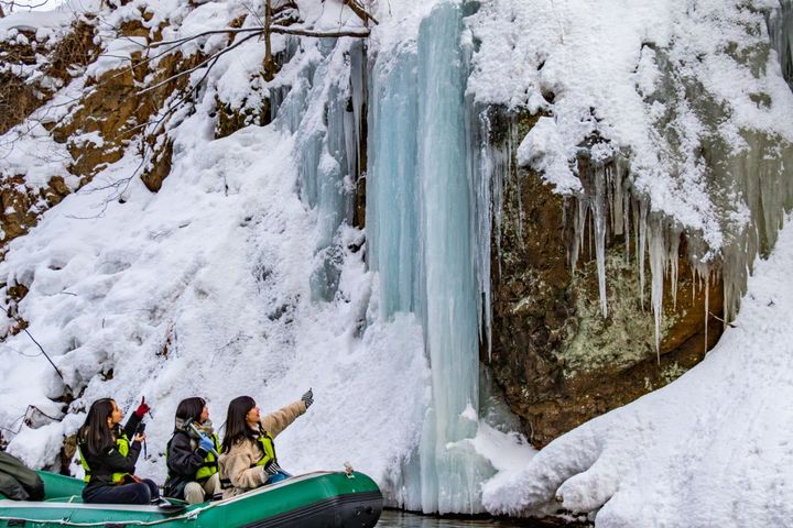 大迫力！手が届きそうな氷瀑がまじかに