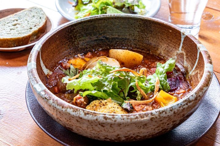 北海道 埜のシチュー1800円。クルミとヨモギのフォカッチャ、季節の野菜スープ付き