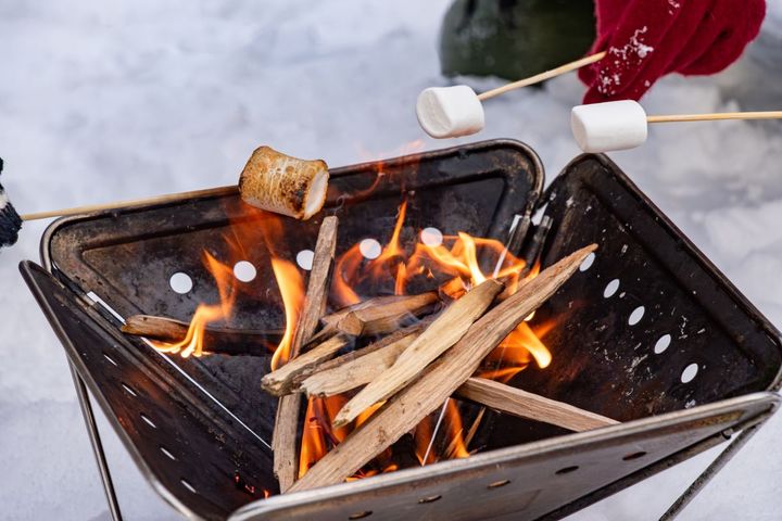 雪の上で焼きマシュマロ