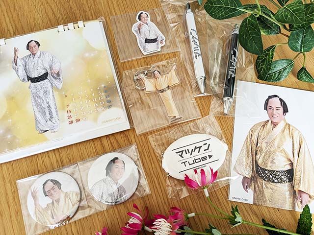 「【マツケンTube】×ヴィレッジヴァンガード」福袋 梅のアイテムがテーブルに並んでいる様子