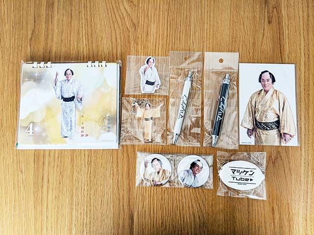 「【マツケンTube】×ヴィレッジヴァンガード」福袋 梅のアイテムがテーブルに並んでいる様子