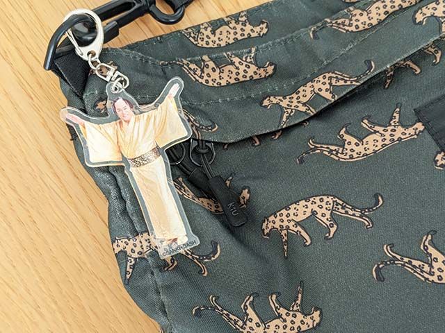 「【マツケンTube】×ヴィレッジヴァンガード」福袋 梅 アクリルキーホルダーをバッグにつけた様子