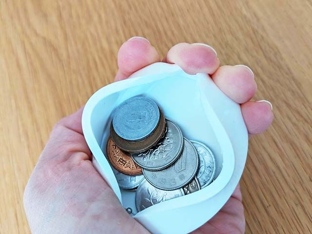 「【マツケンTube】×ヴィレッジヴァンガード」福袋 梅 ラバーコインケースを開けた様子