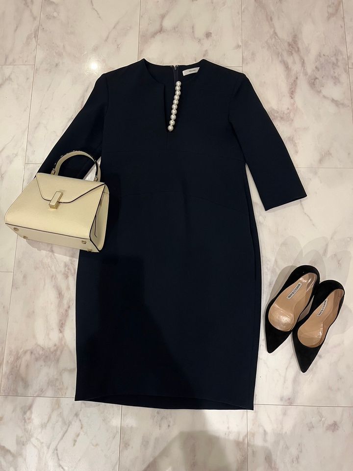 ヨーコチャンのネイビーのワンピースにヴァレクストラのイジィデを合わせた入学式コーデ