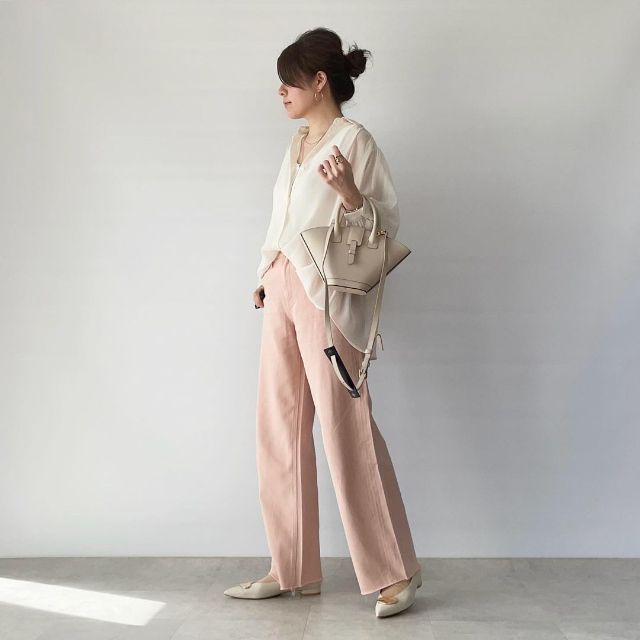 ピンクのワイドストレートジーンズを着用したコーデ