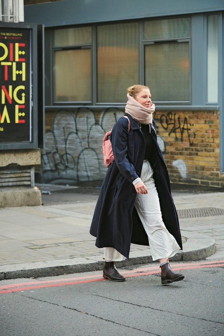 ルーズシルエットの着こなしはピンクのカンケンリュックとホワイトでガーリーさをプラス