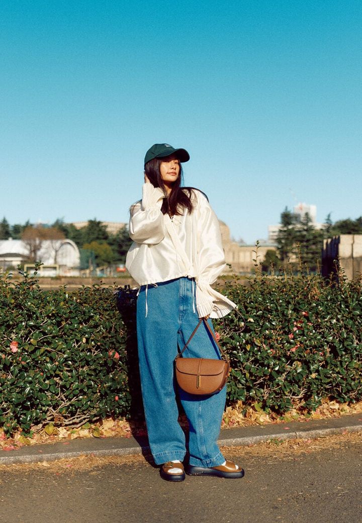 デニムパンツ￥29,920 （オブラダ／シンチ） ブラウス￥50,600（デパリエ／デパリエ 伊勢丹新宿店） バッグ￥81,400（デメリエール／トゥモローランド） サンダル※別注￥108,900（トッズ／ロンハーマン） キャップ￥6,490（シー／エスストア） リング[左手人さし指]￥16,000（ジュエッテ） 靴下／スタイリスト私物