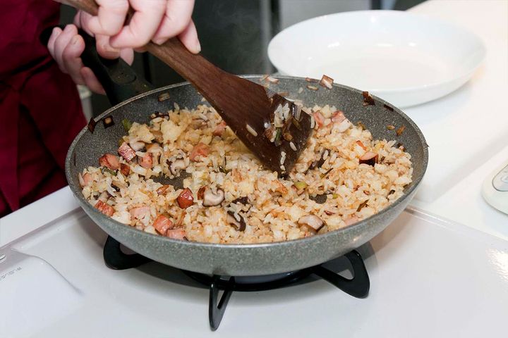 【理想のチャーハンの作り方】べチャッとしない！パラパラ食感の秘訣は「中火でじっくり」